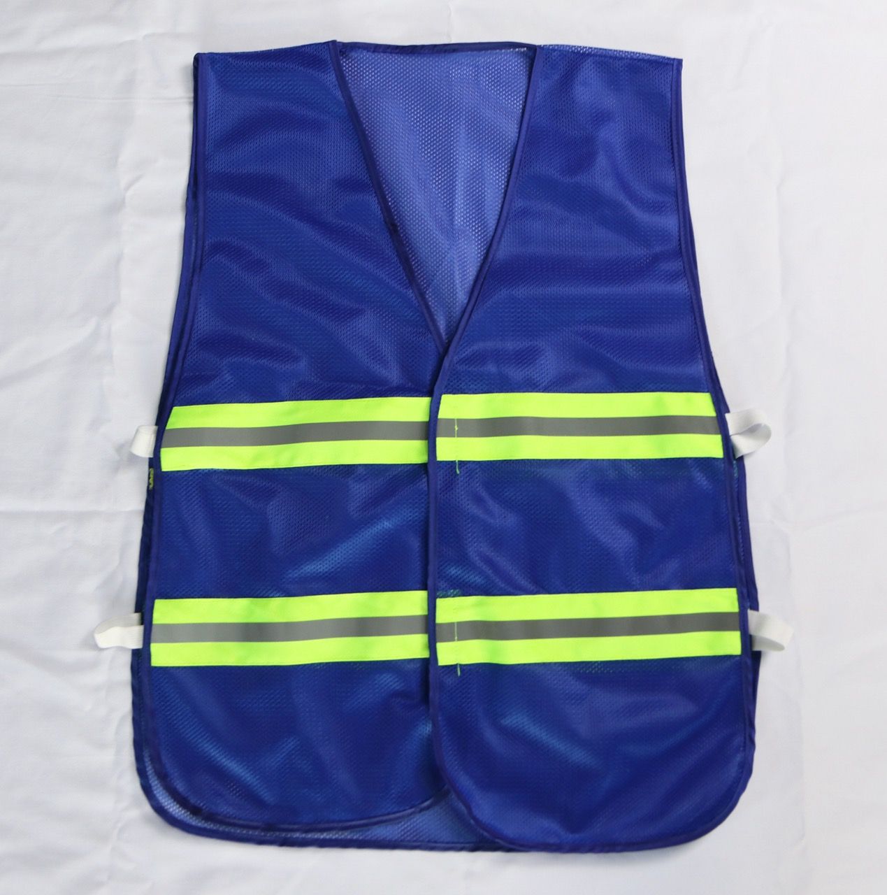 Blue reflective mesh vest with elastic sides, featuring a 5cm-wide blue reflective stripe
