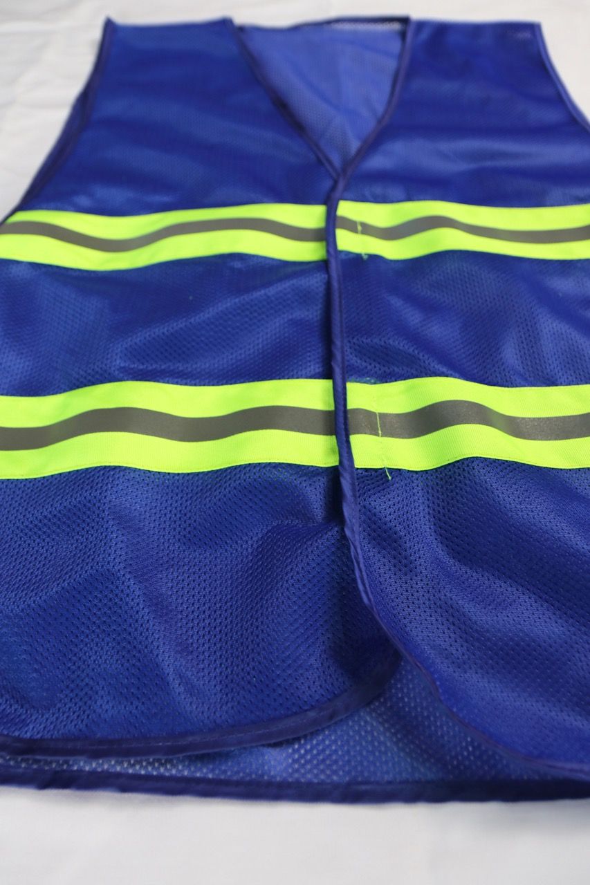 Blue reflective mesh vest with elastic sides, featuring a 5cm-wide blue reflective stripe