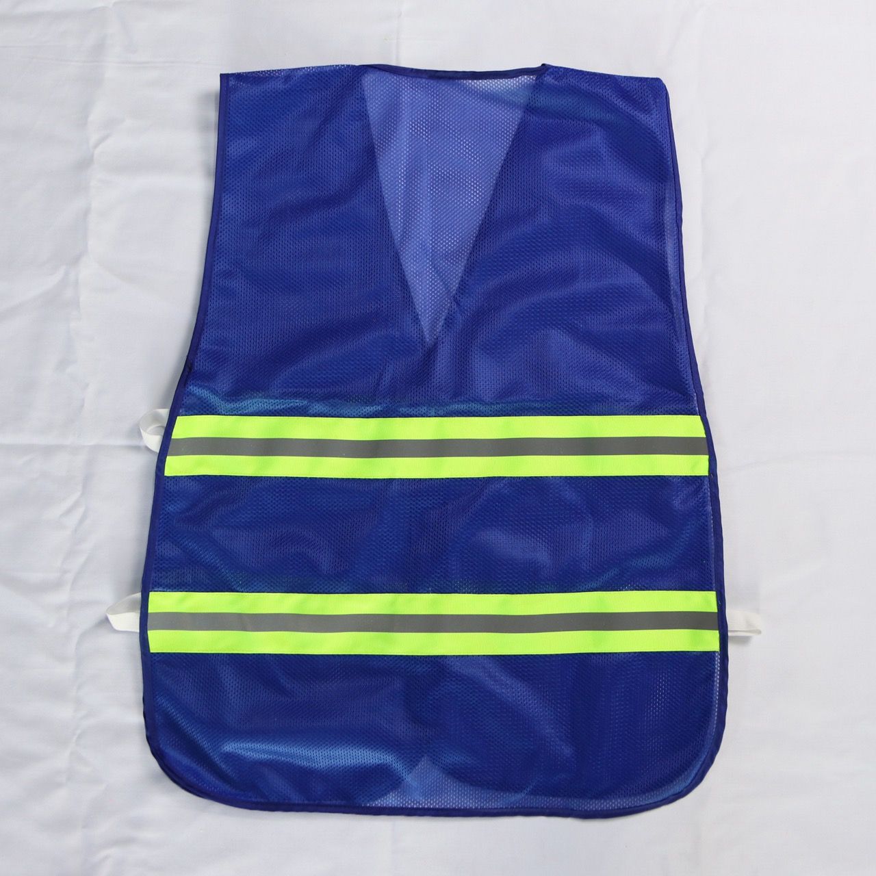 Blue reflective mesh vest with elastic sides, featuring a 5cm-wide blue reflective stripe